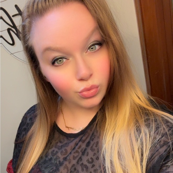 Meet your Posher, Cassandra - Picture 2 of 6